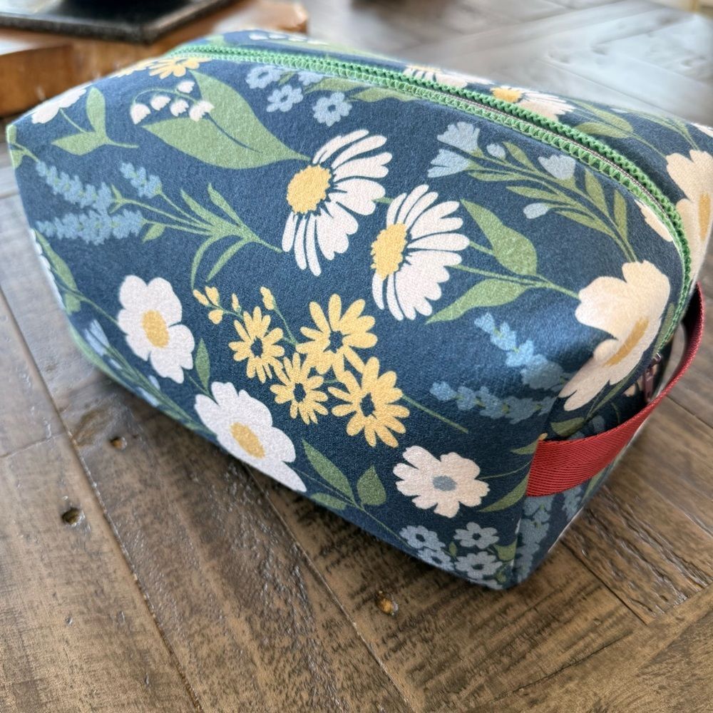 NEW Handmade Botanical Makeup Bag Padded Floral Box Pouch Vibrant Daisy Print